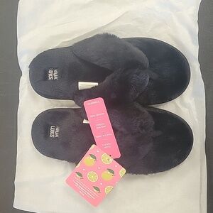 Muk Luks black women's slippers, Small